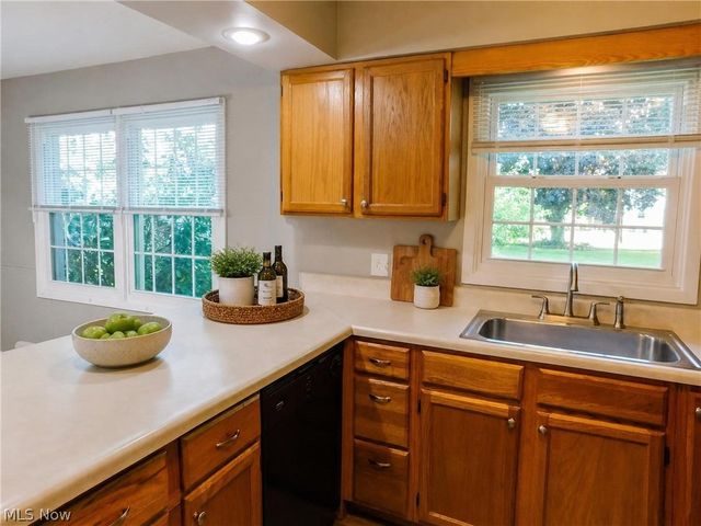 7386 Lake Road, Madison, OH 44057