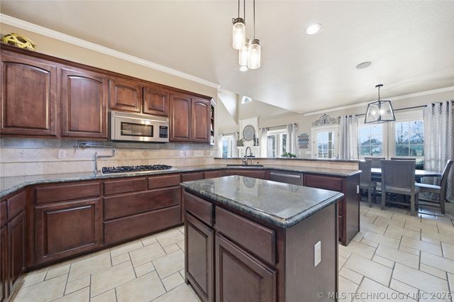 7177 N 196th East Avenue, Owasso, OK 74055