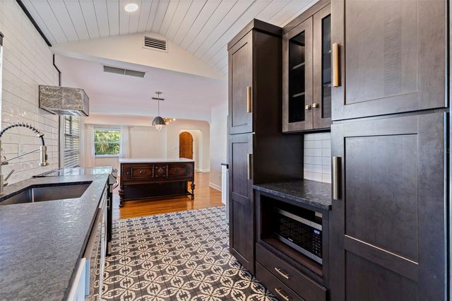 1610 14TH STREET N, St Petersburg, FL 33704