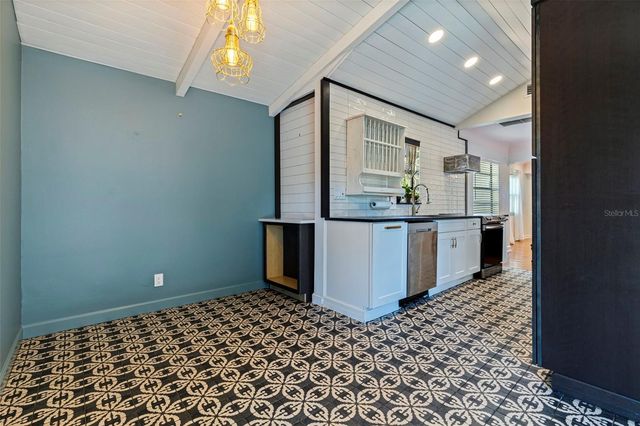 1610 14TH STREET N, St Petersburg, FL 33704