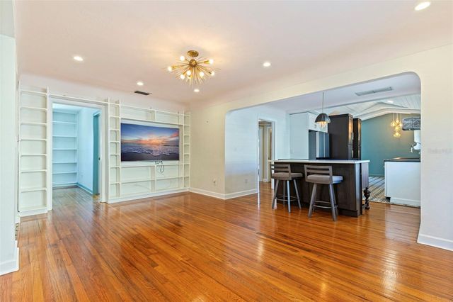 1610 14TH STREET N, St Petersburg, FL 33704