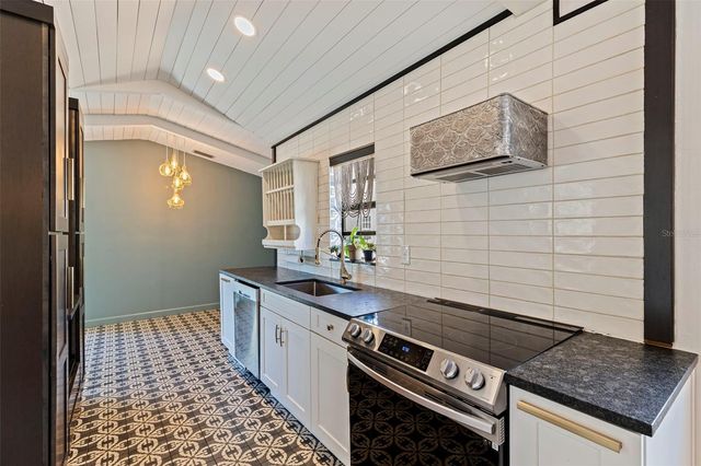 1610 14TH STREET N, St Petersburg, FL 33704