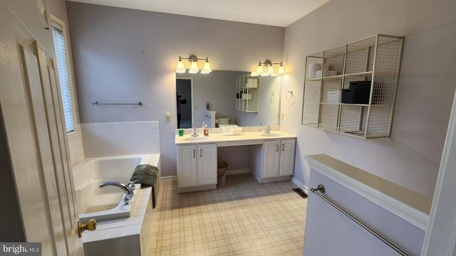 3 KINGS AVE, Easton, PA 18045