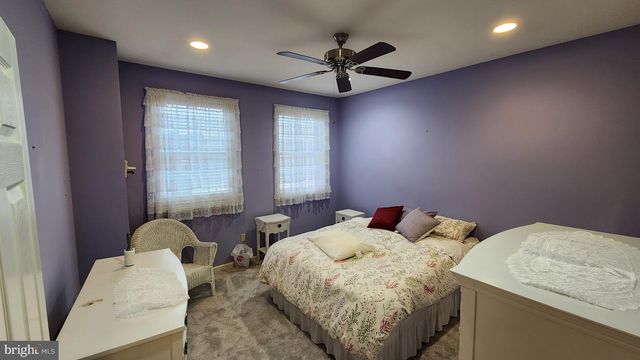 3 KINGS AVE, Easton, PA 18045