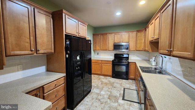 3 KINGS AVE, Easton, PA 18045