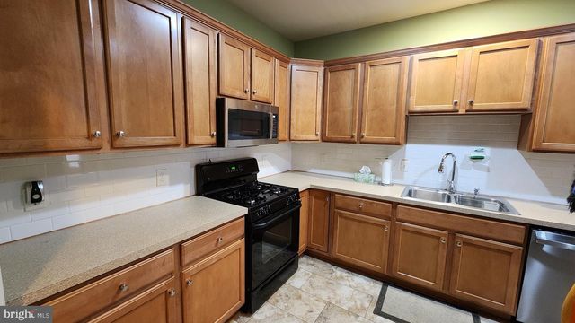 3 KINGS AVE, Easton, PA 18045