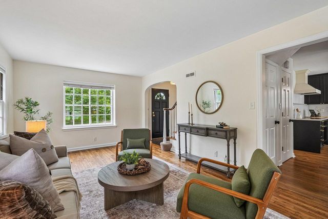 5075 N Berkeley BOULEVARD, Whitefish Bay, WI 53217