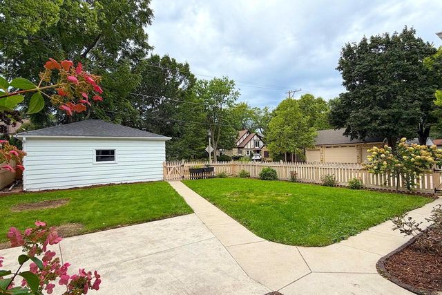 5075 N Berkeley BOULEVARD, Whitefish Bay, WI 53217