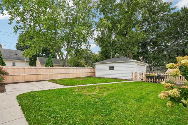 5075 N Berkeley BOULEVARD, Whitefish Bay, WI 53217