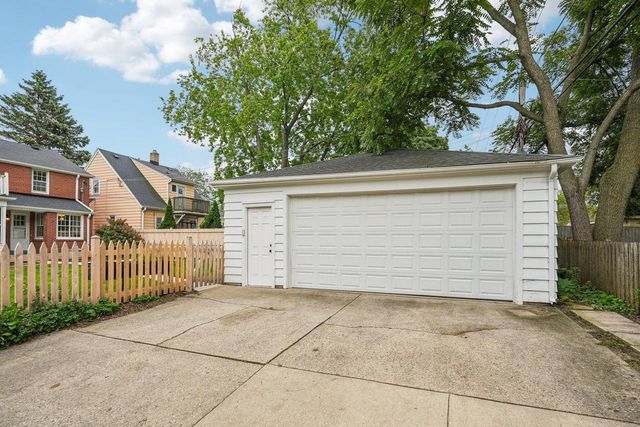 5075 N Berkeley BOULEVARD, Whitefish Bay, WI 53217