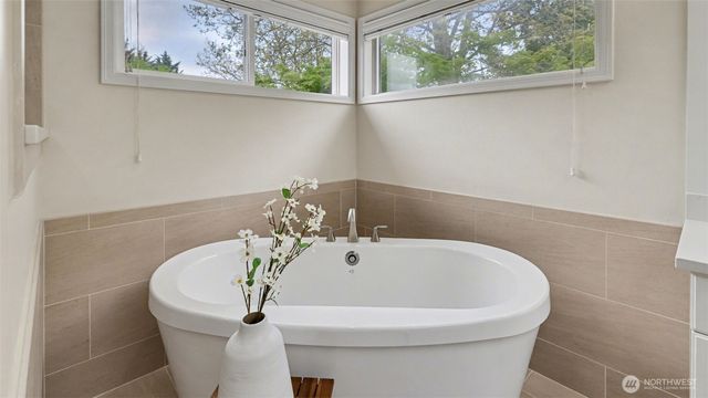 24608 SE 2nd Place, Sammamish, WA 98074