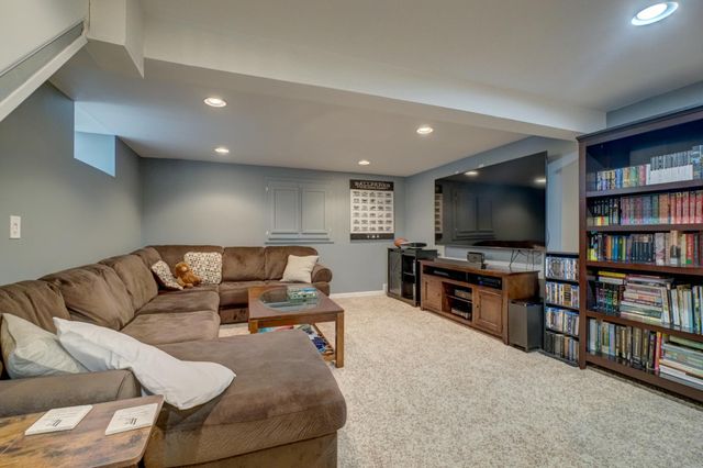 1742 Nevada Avenue E, Saint Paul, MN 55106