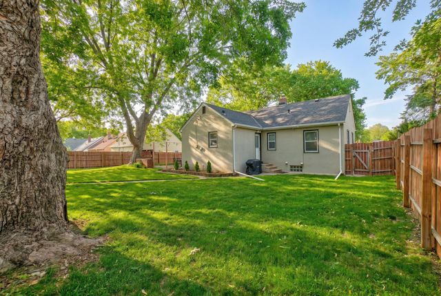 1742 Nevada Avenue E, Saint Paul, MN 55106
