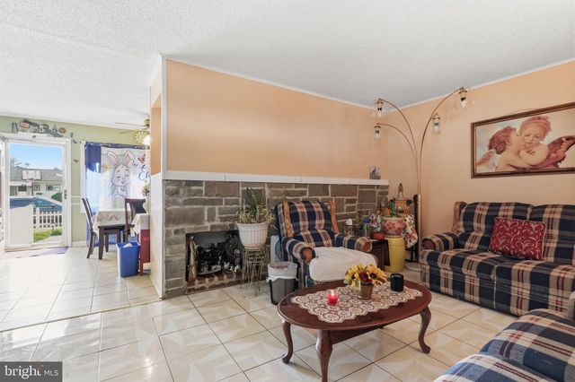 12 GRIDIRON RD, Levittown, PA 19057