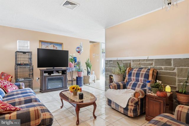 12 GRIDIRON RD, Levittown, PA 19057