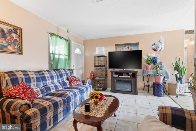 12 GRIDIRON RD, Levittown, PA 19057