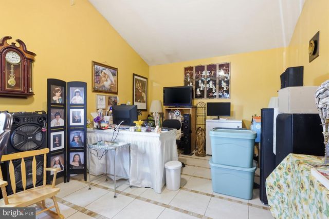 12 GRIDIRON RD, Levittown, PA 19057