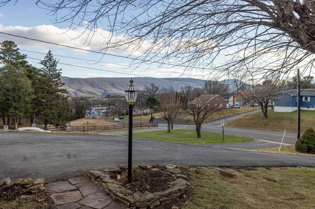 410 W NORTH ST, Woodstock, VA 22664