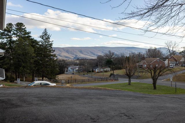 410 W NORTH ST, Woodstock, VA 22664