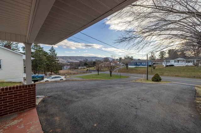410 W NORTH ST, Woodstock, VA 22664