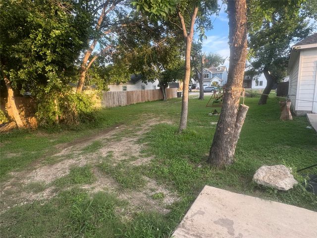 827 E Powell Avenue, Fort Worth, TX 76104
