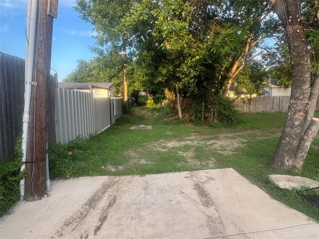 827 E Powell Avenue, Fort Worth, TX 76104