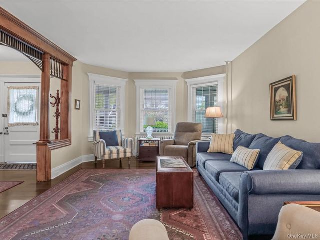 28 Union Place, Lynbrook, NY 11563
