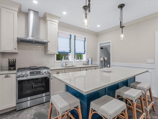 28 Union Place, Lynbrook, NY 11563