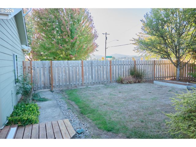 2412 Nw MEADOWS Dr, Mc Minnville, OR 97128