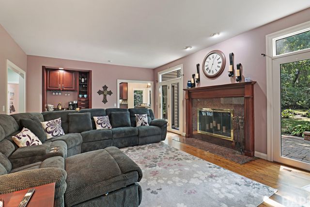 2708 Whiting Court, Mchenry, IL 60050