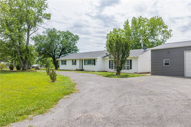 6415 N Highway 96, Lavaca, AR 72941