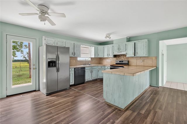 6415 N Highway 96, Lavaca, AR 72941