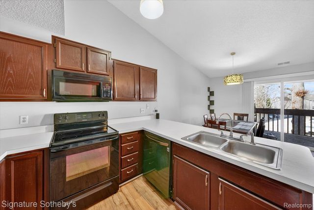 5094 Harbor Oak Drive 36, Waterford Charter Township, MI 48329