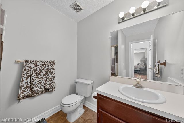 5094 Harbor Oak Drive 36, Waterford Charter Township, MI 48329