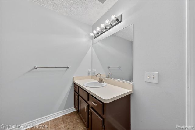 5094 Harbor Oak Drive 36, Waterford Charter Township, MI 48329