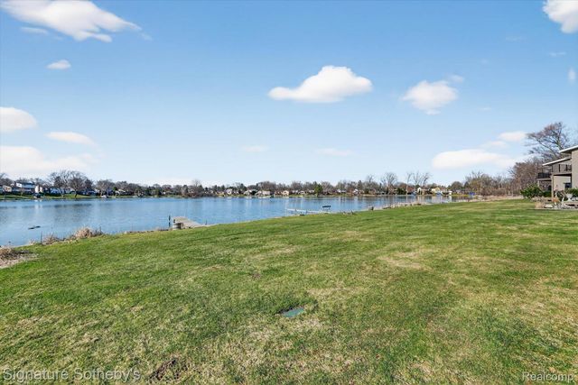 5094 Harbor Oak Drive 36, Waterford Charter Township, MI 48329