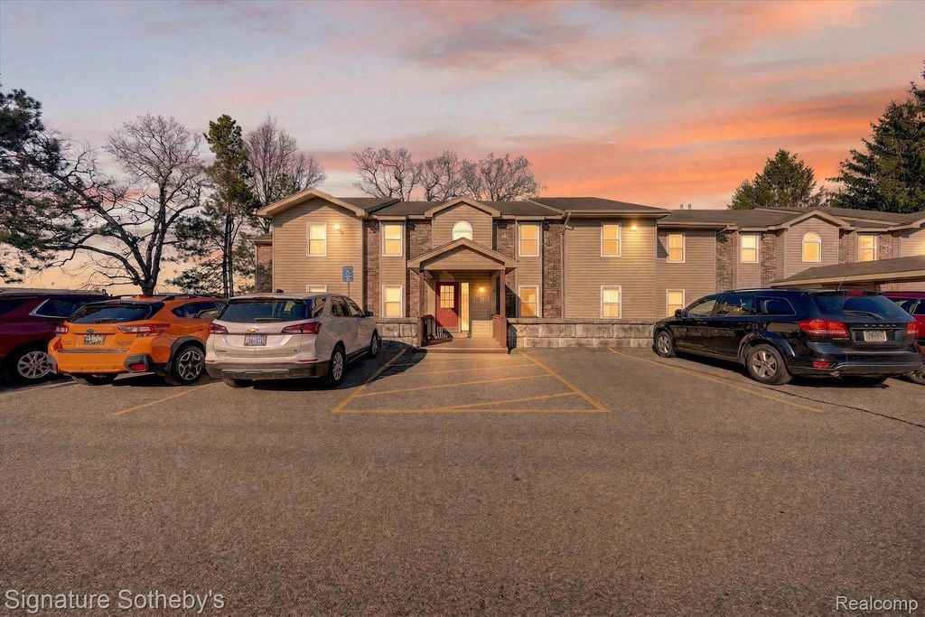 5094 Harbor Oak Drive 36, Waterford Charter Township, MI 48329