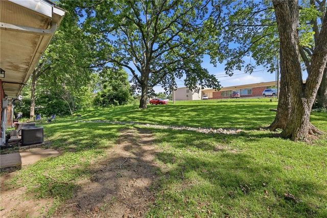 10819 E Westport Road, Independence, MO 64052