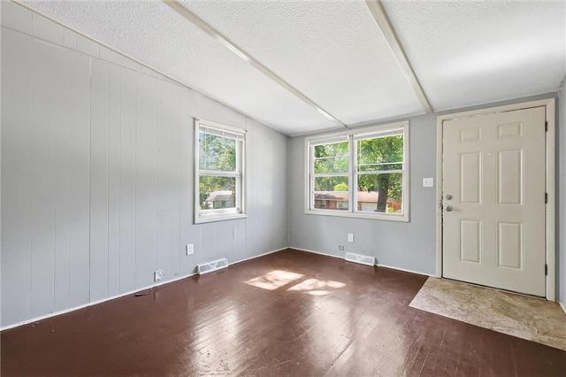 10819 E Westport Road, Independence, MO 64052