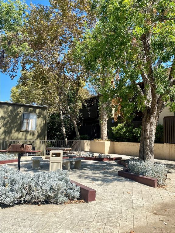 18350 Hatteras 224, Tarzana, CA 91356 — photo 2