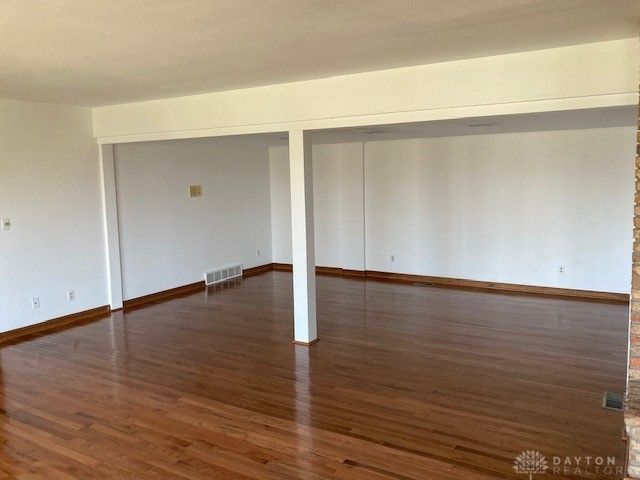 701 E Schantz Avenue, Oakwood, OH 45419