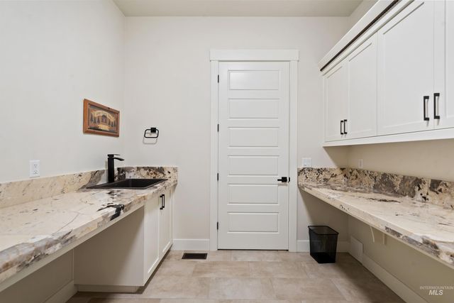 1494 N Longhorn Ave, Eagle, ID 83616