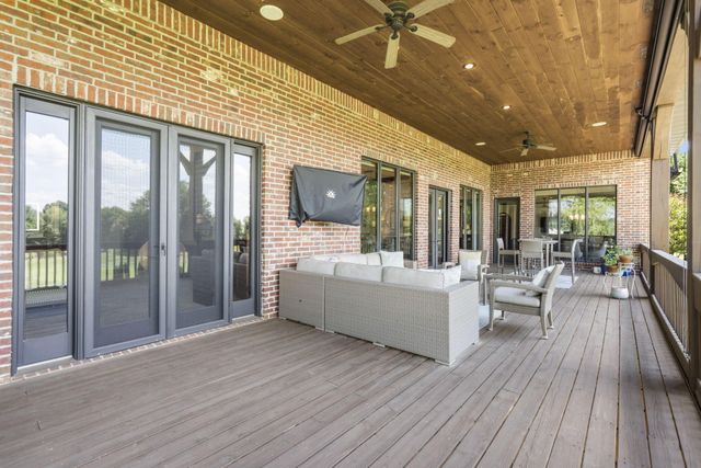 5613 S Dunrobin Drive, Springfield, MO 65809