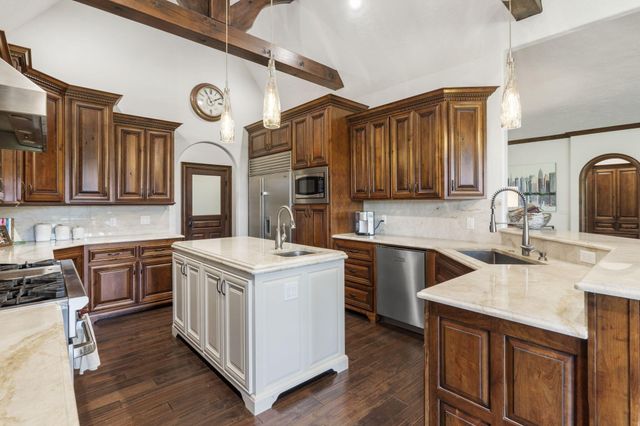 5613 S Dunrobin Drive, Springfield, MO 65809