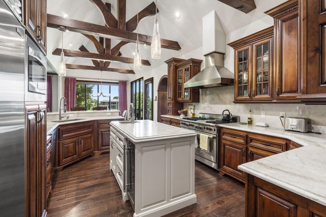 5613 S Dunrobin Drive, Springfield, MO 65809