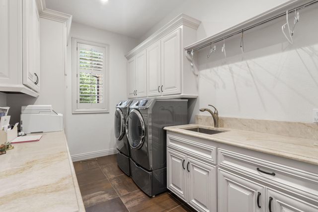 5613 S Dunrobin Drive, Springfield, MO 65809