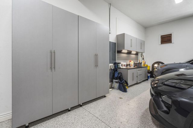 5613 S Dunrobin Drive, Springfield, MO 65809