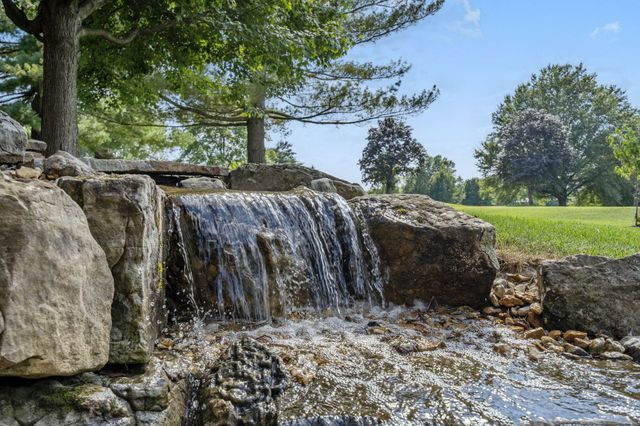 5613 S Dunrobin Drive, Springfield, MO 65809