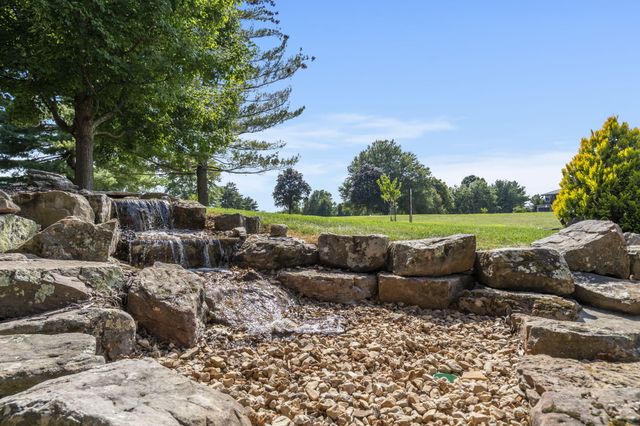 5613 S Dunrobin Drive, Springfield, MO 65809