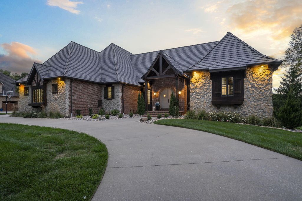 5613 S Dunrobin Drive, Springfield, MO 65809